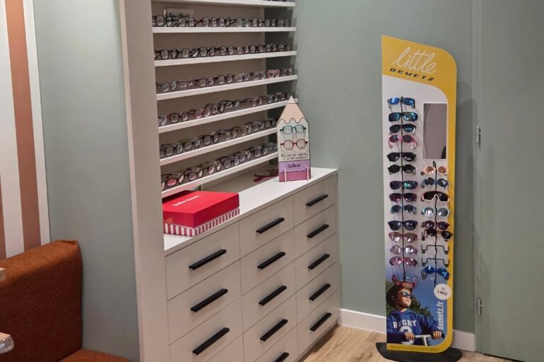 meuble blanc avec étagères et tiroirs présentant des lunettes de vue