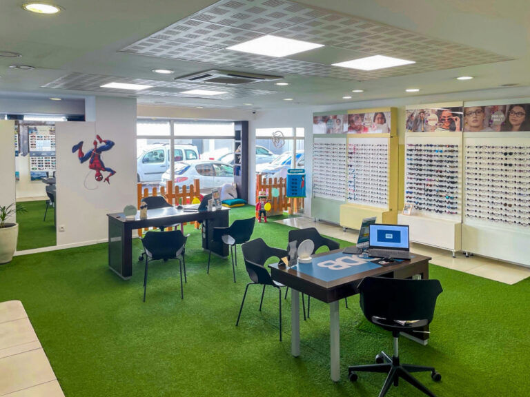 espace-interieur-magasin-optique-optique-de-bourbon-le-port