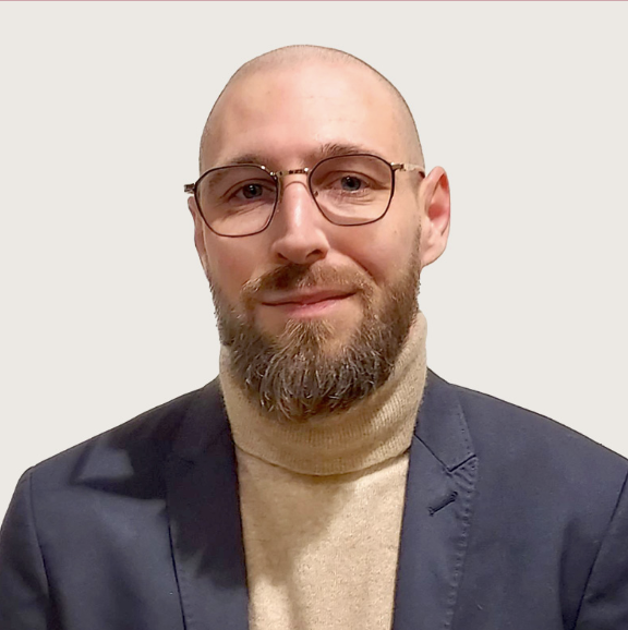 portrait d'un homme portant des lunettes