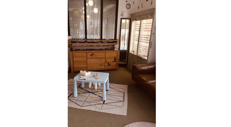 intérieur d'un magasin d'optique avec des rayons lumineux de lunettes de vue