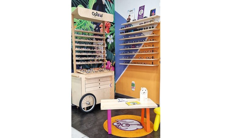espace enfant avec meuble en bois et étagère qui présentent des lunettes de vue