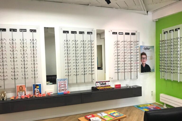 espace enfant d'un magasin d'optique avec des rayons de lunettes de vue