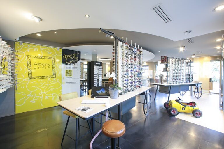 Intérieur d'un magasin d'optique avec des rayons de lunettes de vue