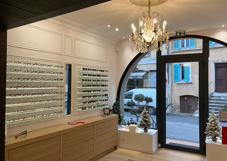 intérieur d'un magasin d'optique avec des rayons de lunettes de vue